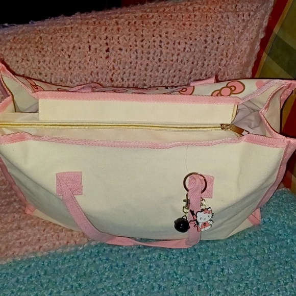 Bows and Hearts 💕 Hello Kitty Shoulder Tote - Picture 9 of 11